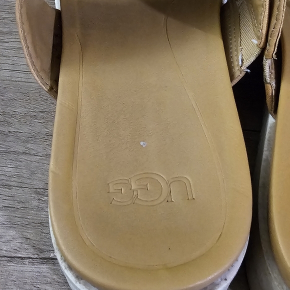 Uggs - Picture 4 of 4